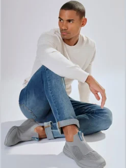 Baskets chaussures en textile et chaussures en tissu à enfiler grâce à la matière extensible