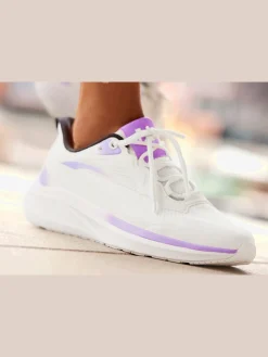 Baskets détails contrastés pour un look raffiné