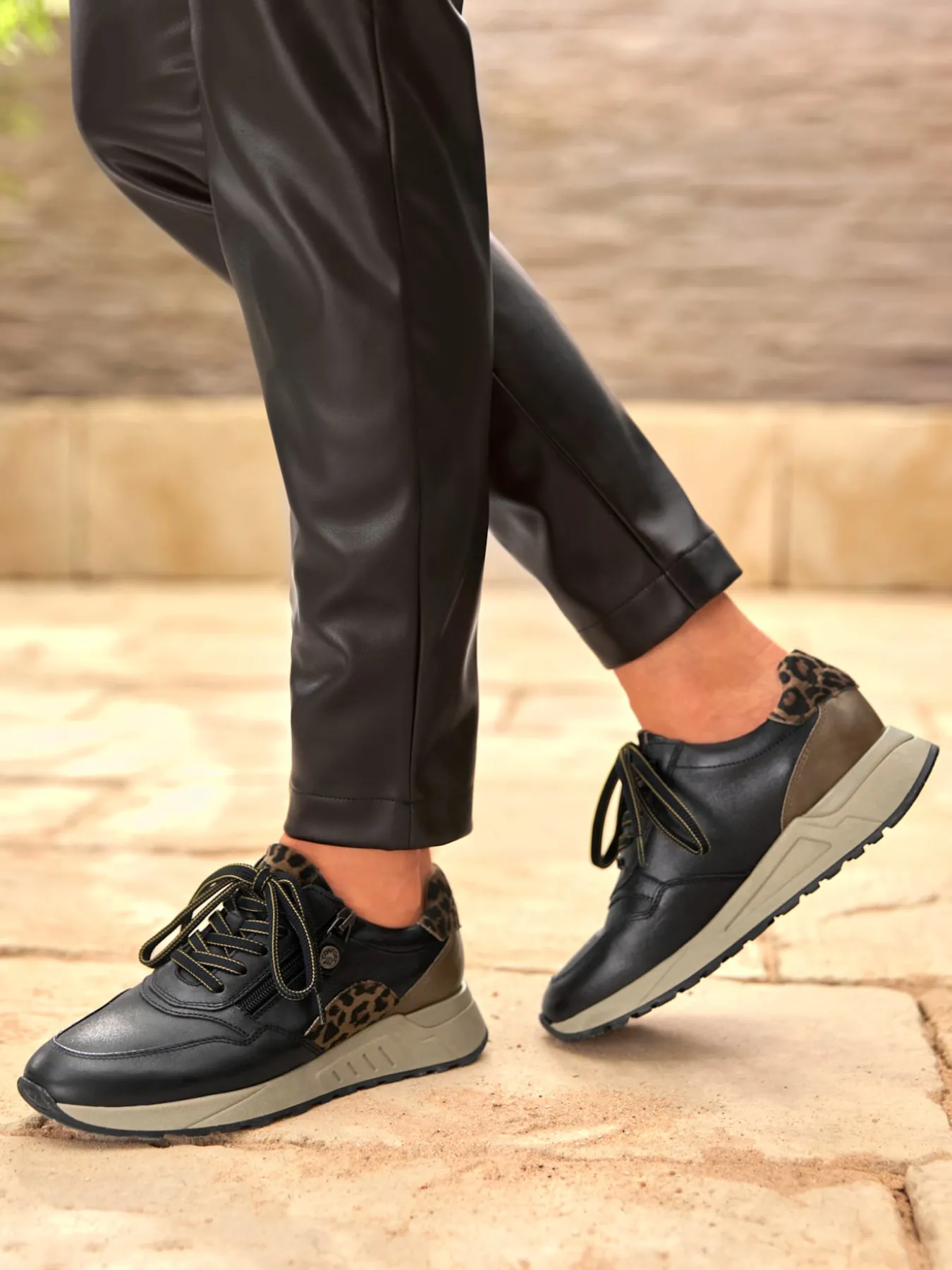 Baskets en cuir nappa vachette et cuir velours avec textile