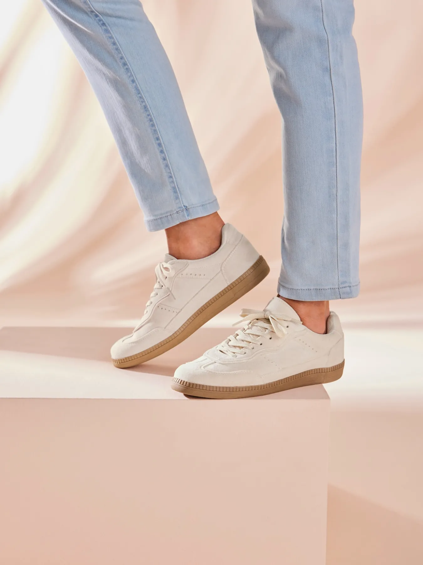 Baskets matière synthétique