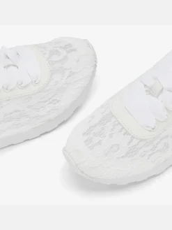 Baskets sneakers avec dentelle tendance, effet légèrement transparent