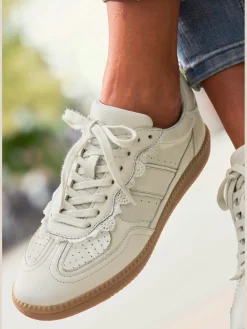 Baskets sneakers avec détails en dentelle