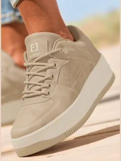 Baskets sneakers modernes avec semelle compensée légère
