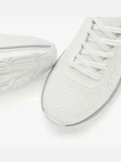 Baskets sneakers sportives et confortables avec talon légèrement rembourré et semelle ultra-légère