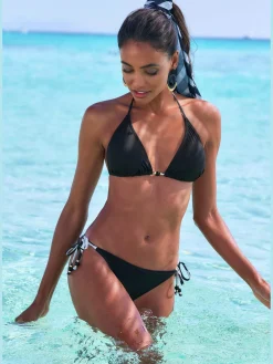 Bikini triangle style uni moderne avec détails contrastés