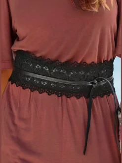 Ceinture avec broderie et dentelle tendance