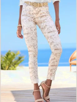 Ceinture hanches découpes tendance et détails dorés