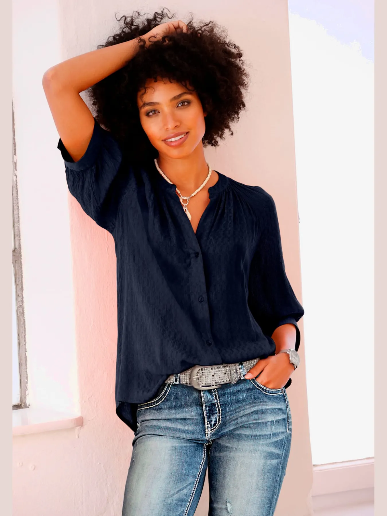 Chemisier à manches courtes look tendance avec ourlet arrondi
