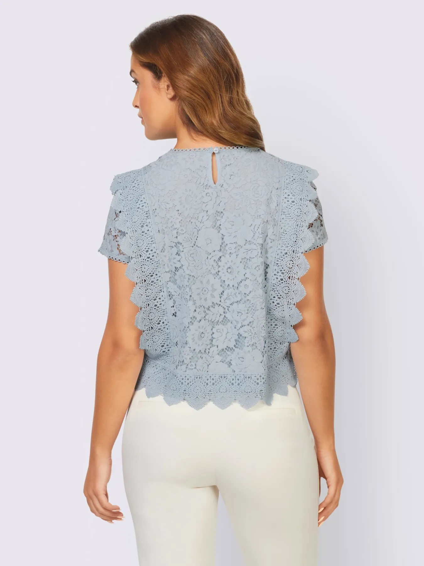 Chemisier en coton avec différents motifs de dentelle