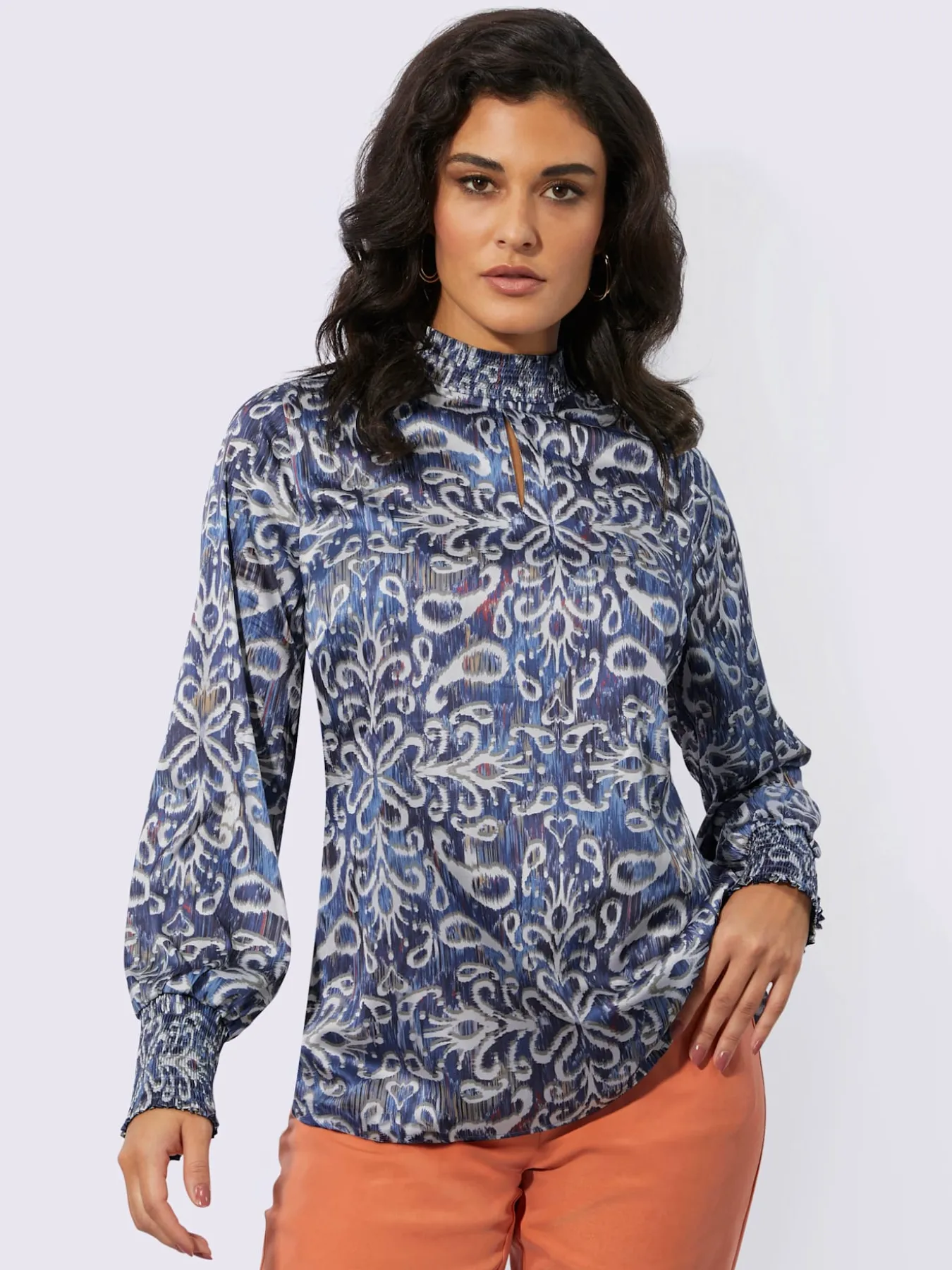 Chemisier en satin col montant smocké et fente féminine