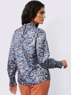 Chemisier en satin col montant smocké et fente féminine