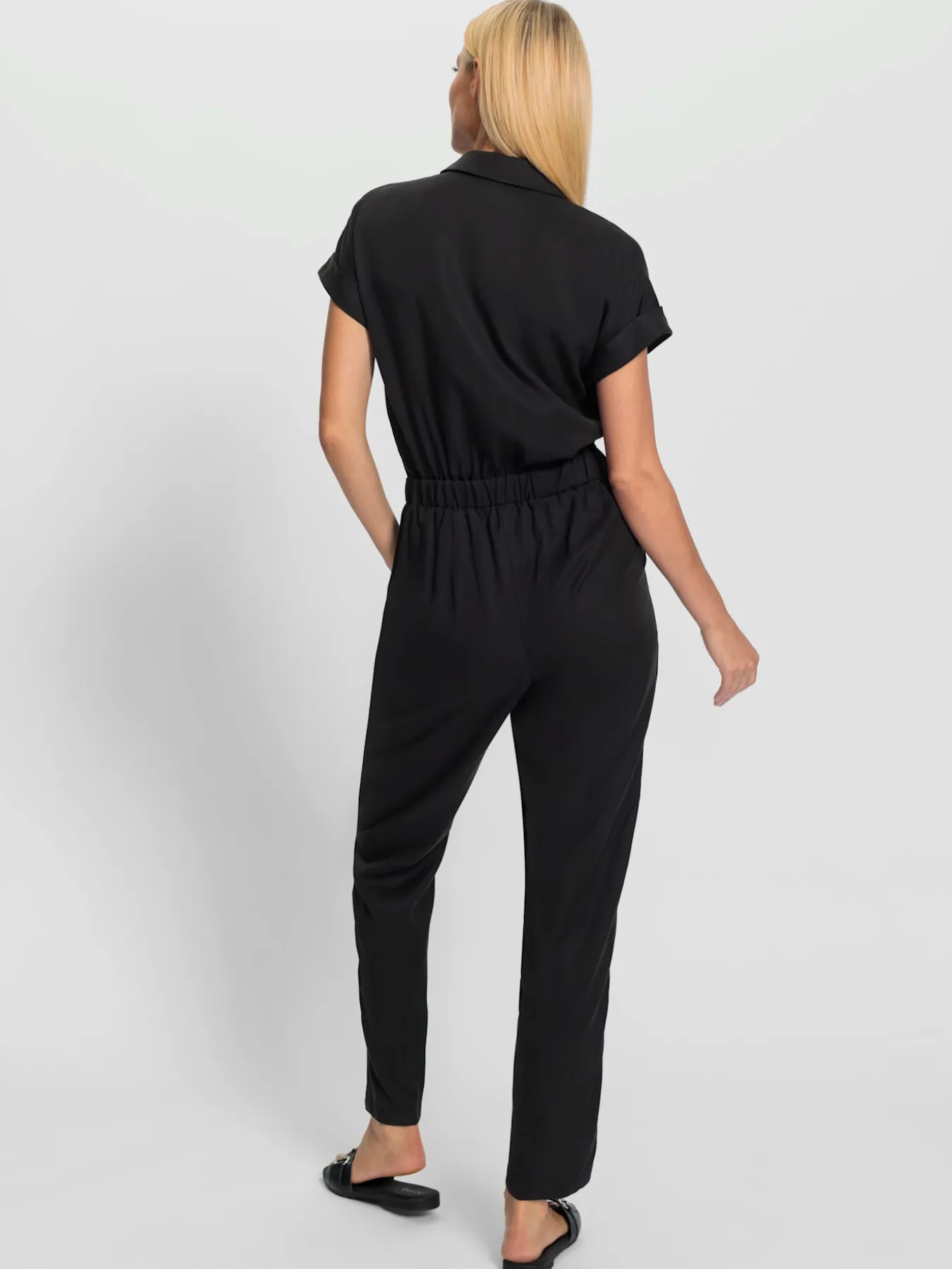 Combinaison taille soulignée grâce à l'élastique derrière