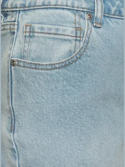 Jean mom coupe ajustée au niveau des hanches