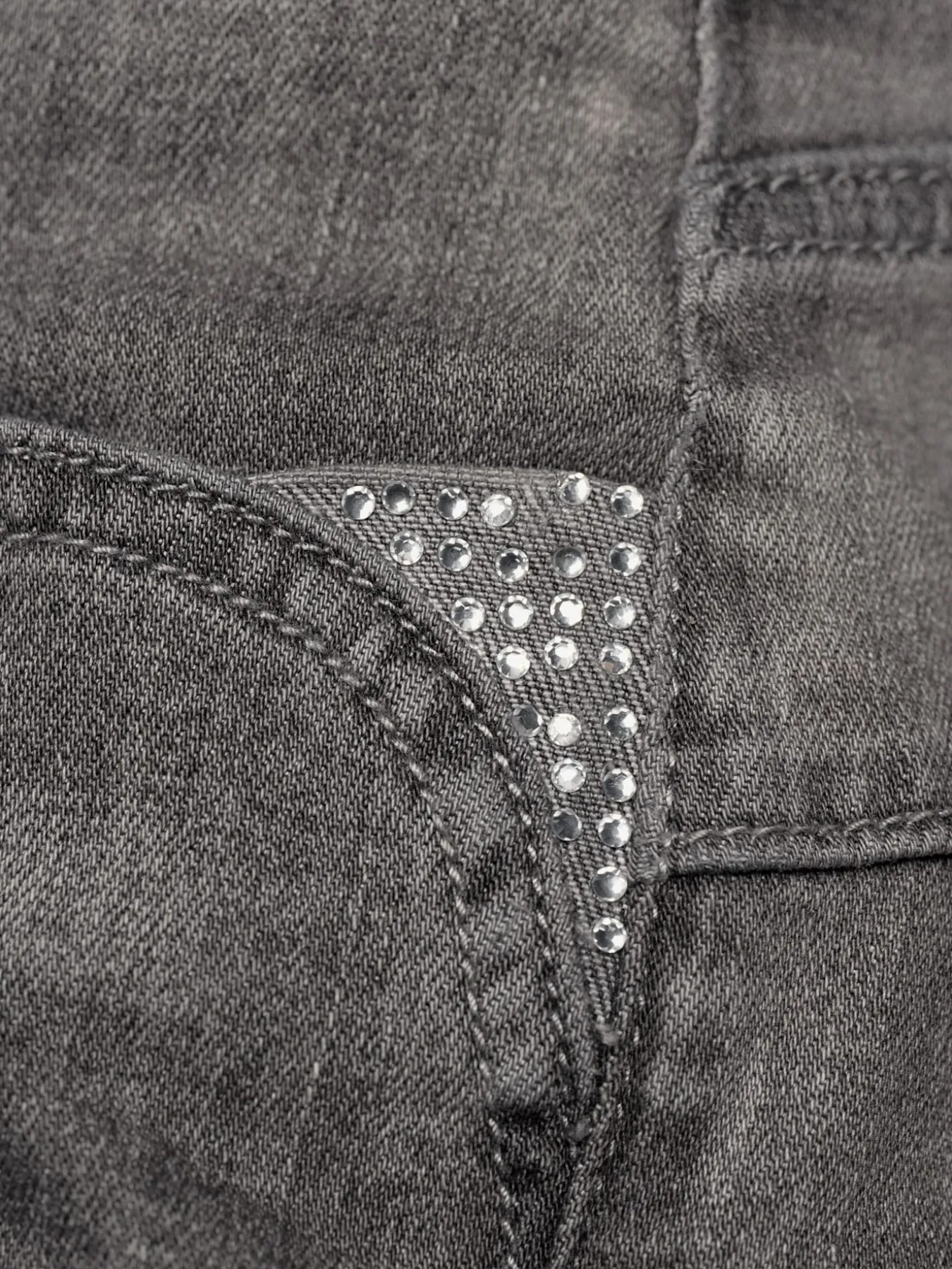 Jean skinny pierres brillantes sur les poches