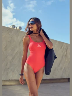 Maillot de bain ruban élastique avec marque inscrite au dos