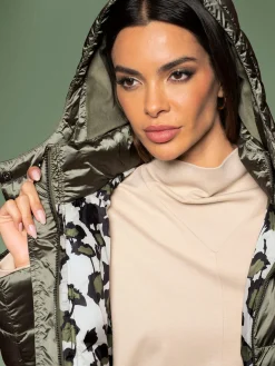 Manteau matelassé velours élastique brillant dans la capuche