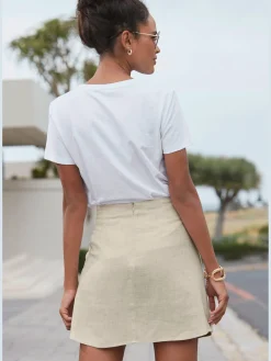 Mini-jupe look tendance avec laçage décoratif