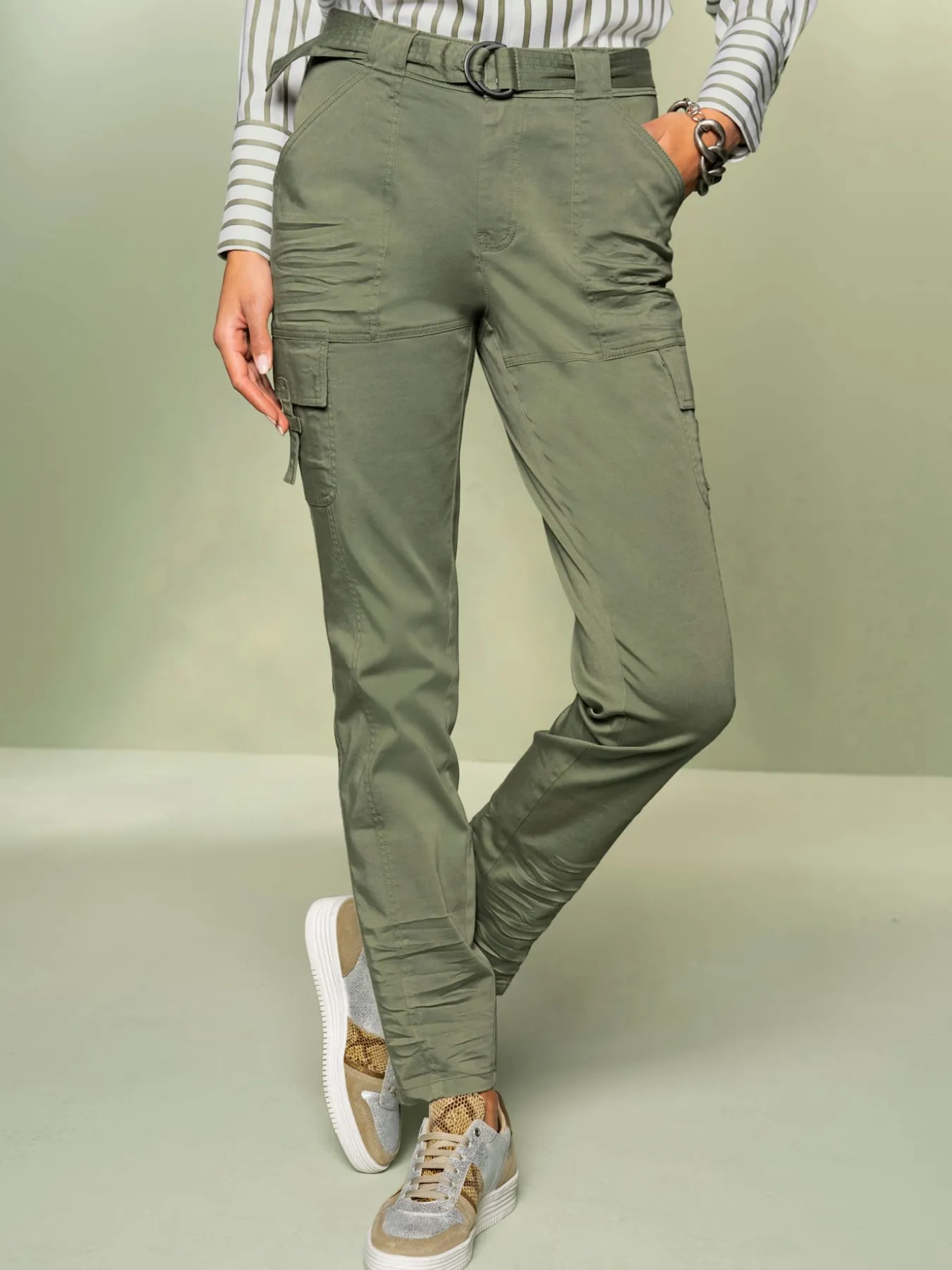 Pantalon cargo livré avec ceinture