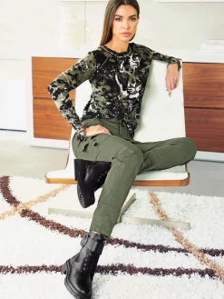 Pantalon cargo livré avec ceinture