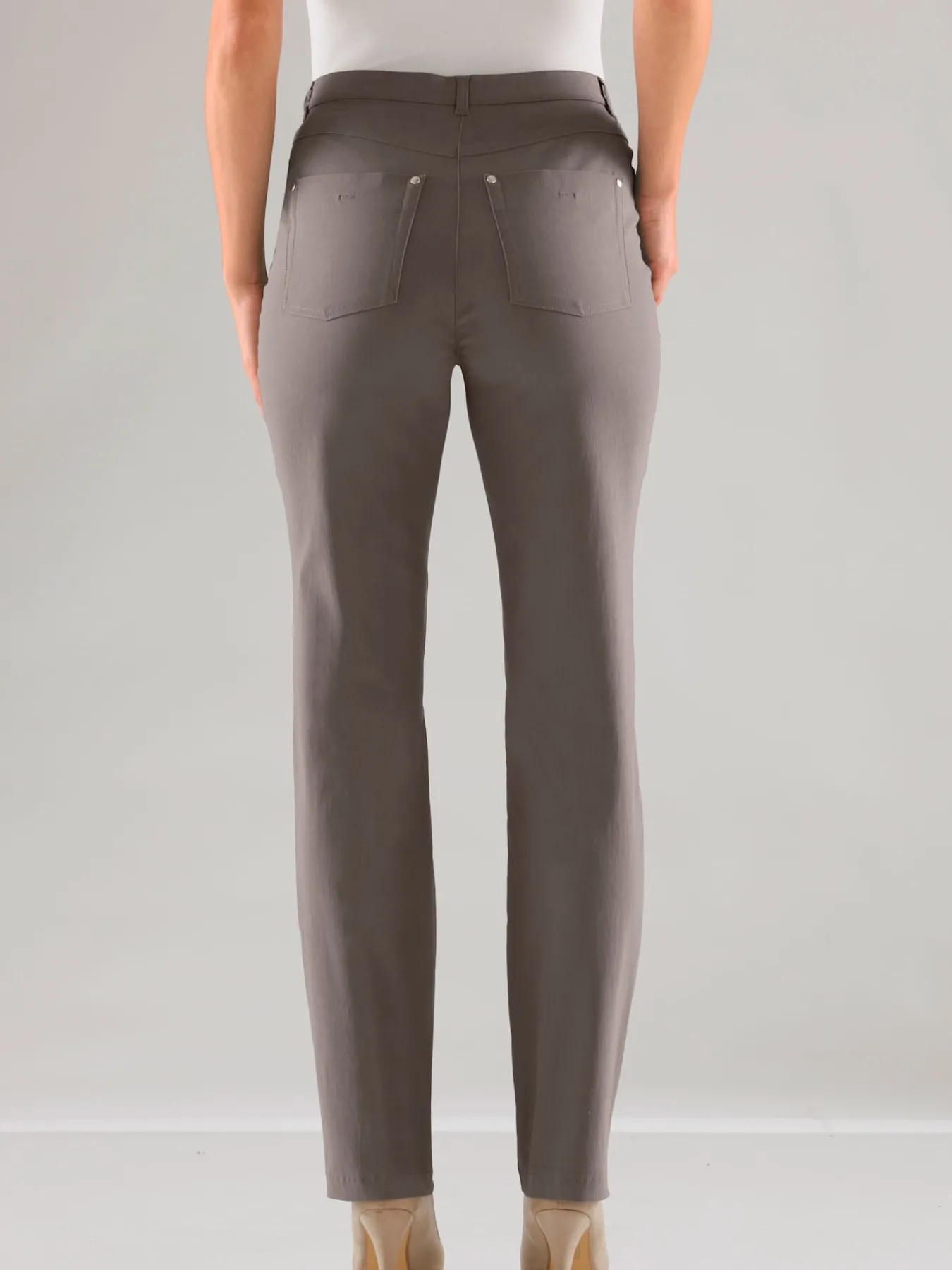 Pantalon féminin à coupe 5 poches classique
