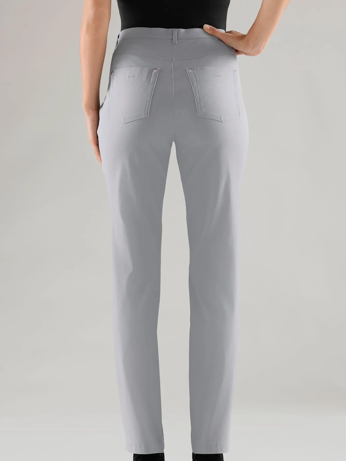 Pantalon féminin à coupe 5 poches classique