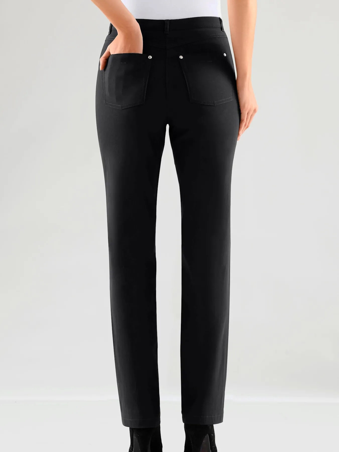Pantalon féminin à coupe 5 poches classique