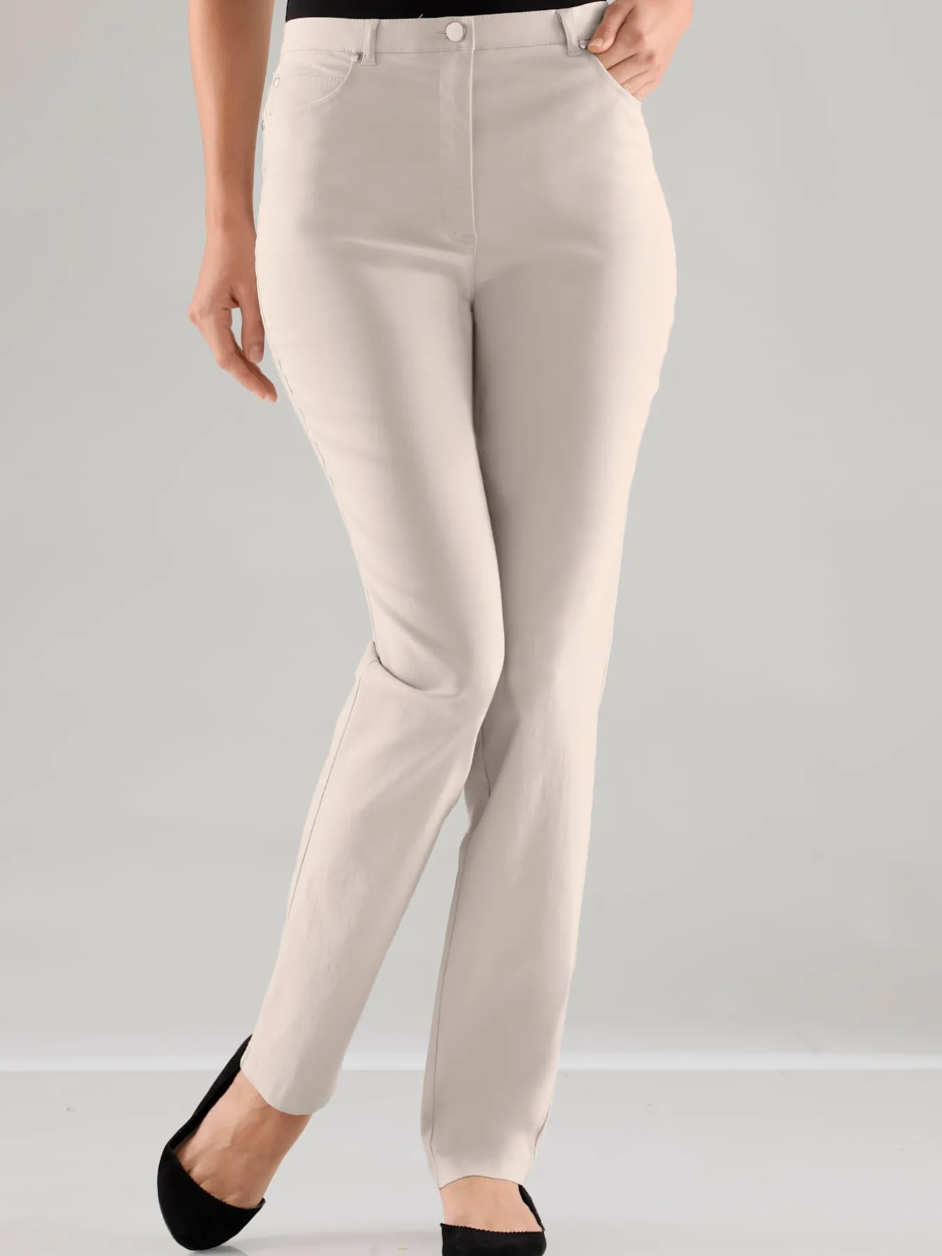 Pantalon féminin à coupe 5 poches classique