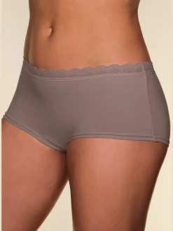 Panty gainant hipster avec joli bord en dentelle