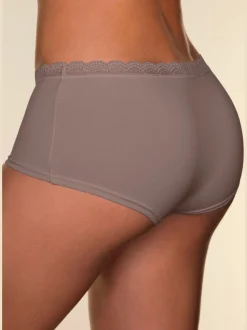 Panty gainant hipster avec joli bord en dentelle