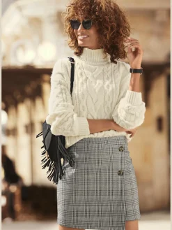 Pull à col montant motif torsadé tendance devant et aux manches