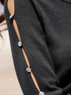 Pull à col roulé découpes raffinées aux manches