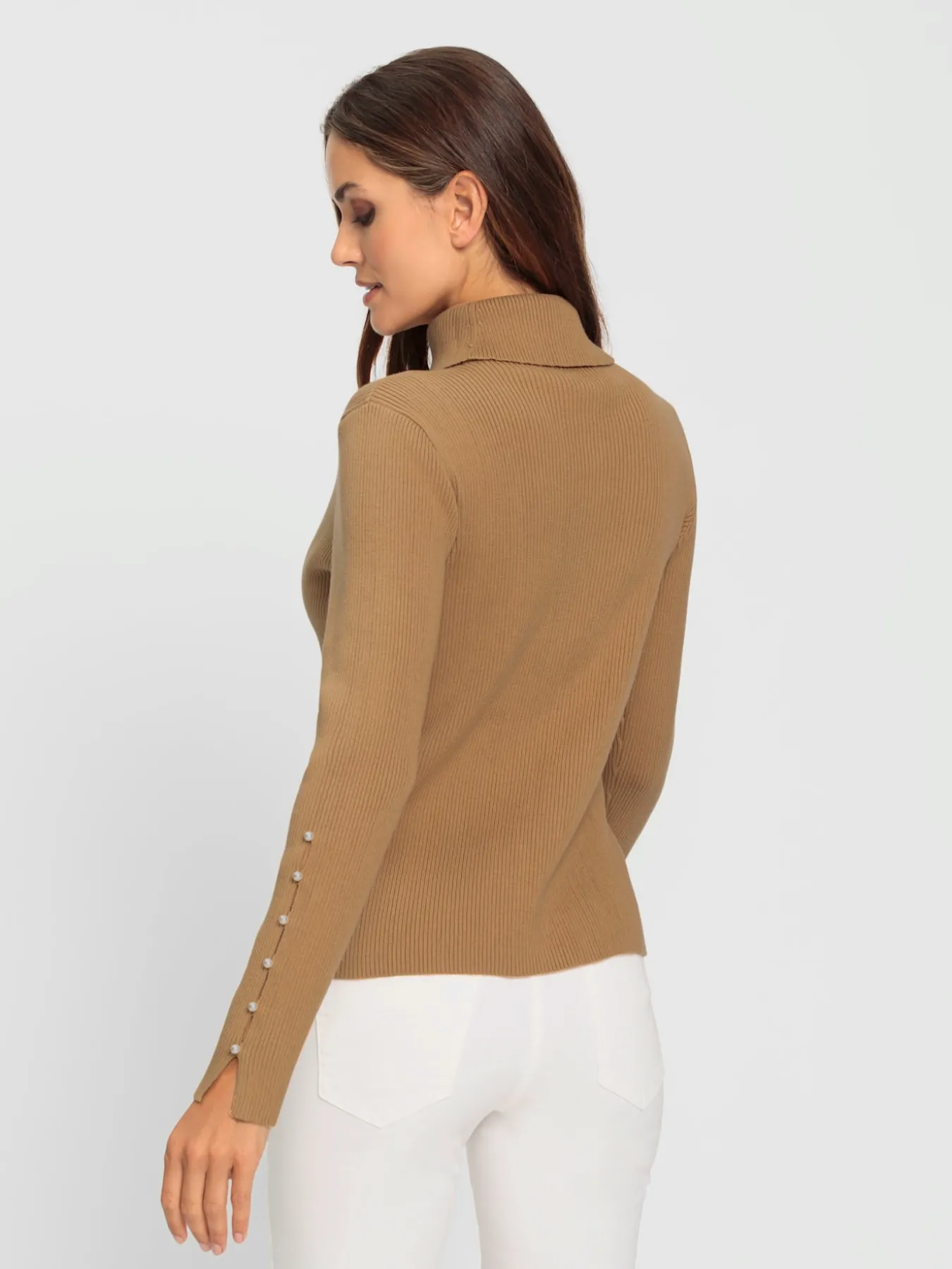 Pull à col roulé fente et perles fantaisie sur la manche