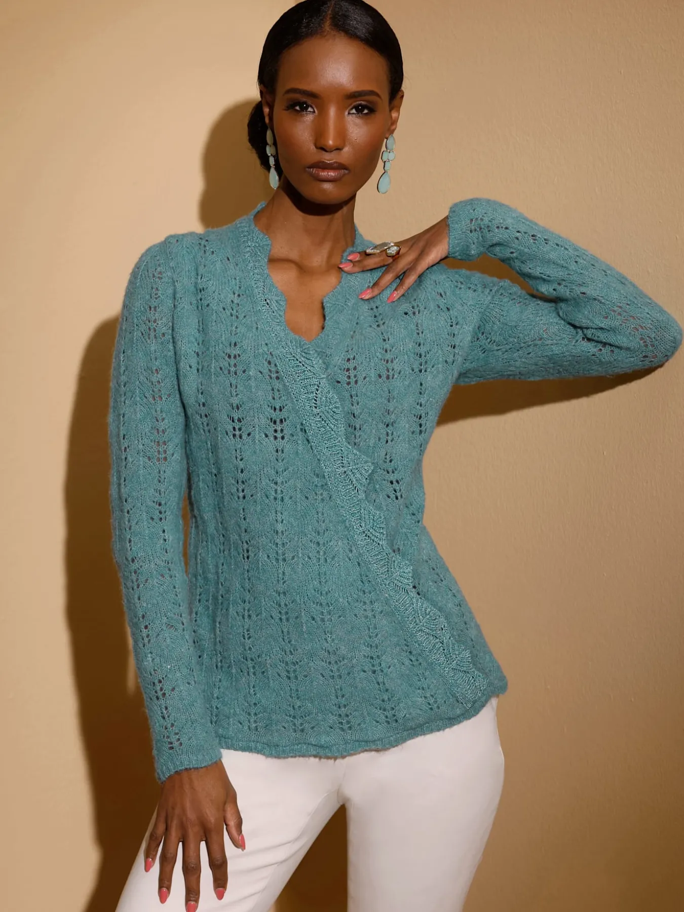 Pull ajouré bord ondulé élégant