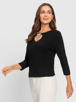 Pull en tricot fin broche décorative