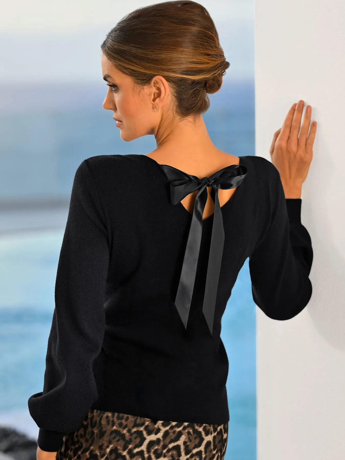 Pull en tricot fin encolure dégagée au dos