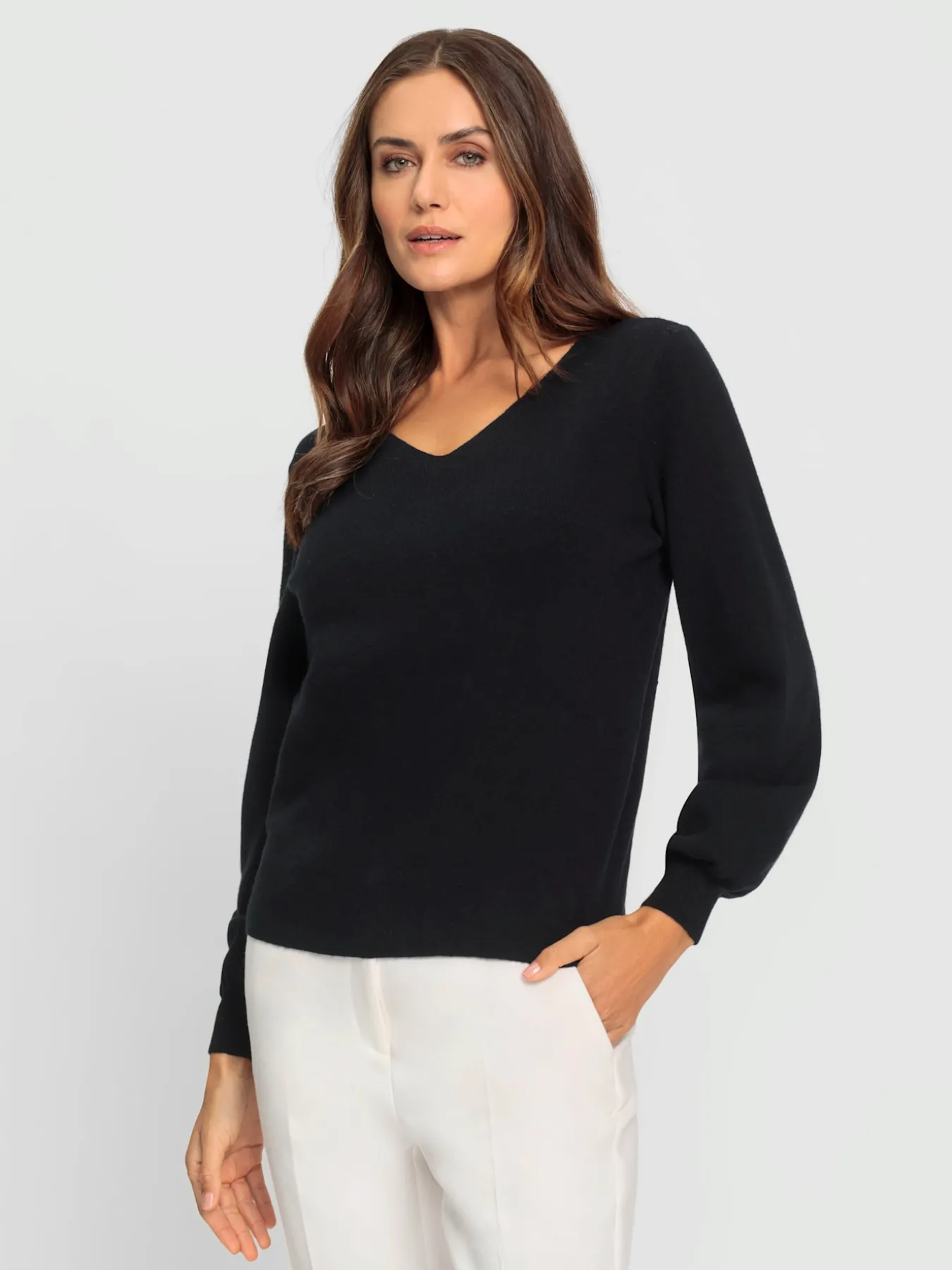 Pull en tricot fin encolure dégagée au dos