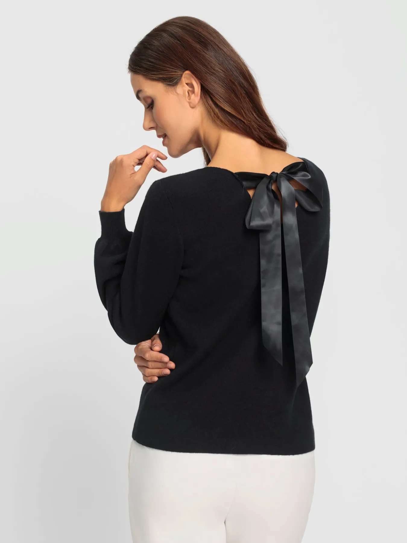 Pull en tricot fin encolure dégagée au dos