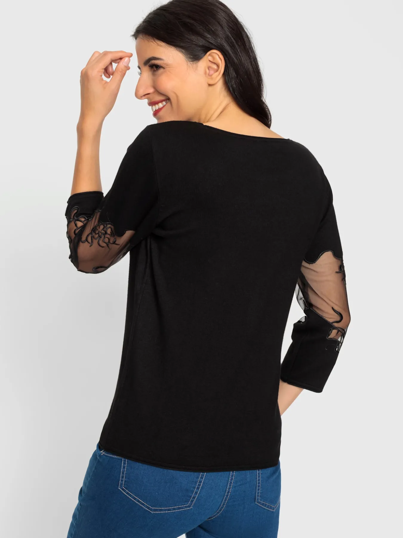 Pull encolure ronde empiècements brodés transparents
