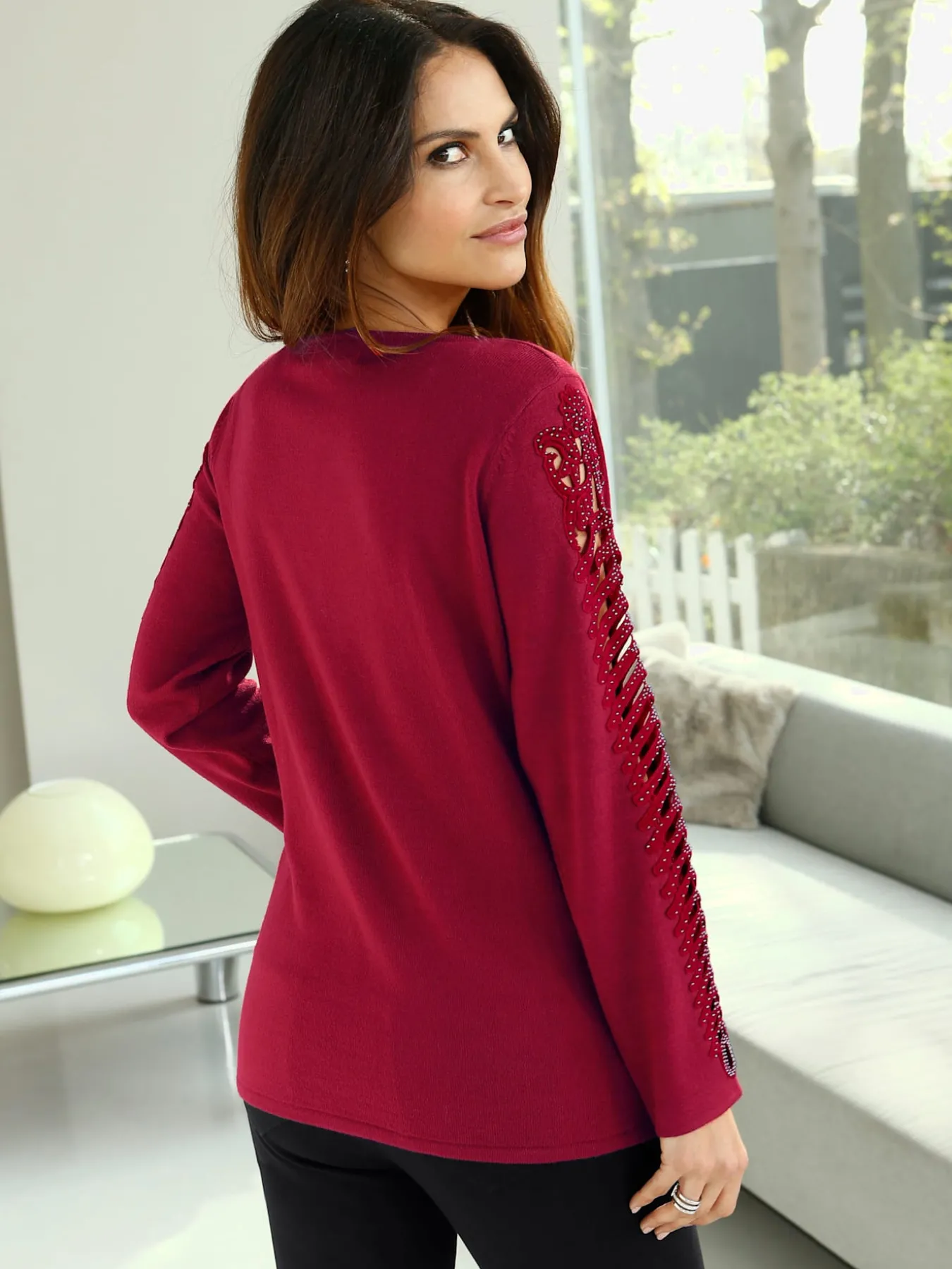 Pull manches originales laissant entrevoir les bras