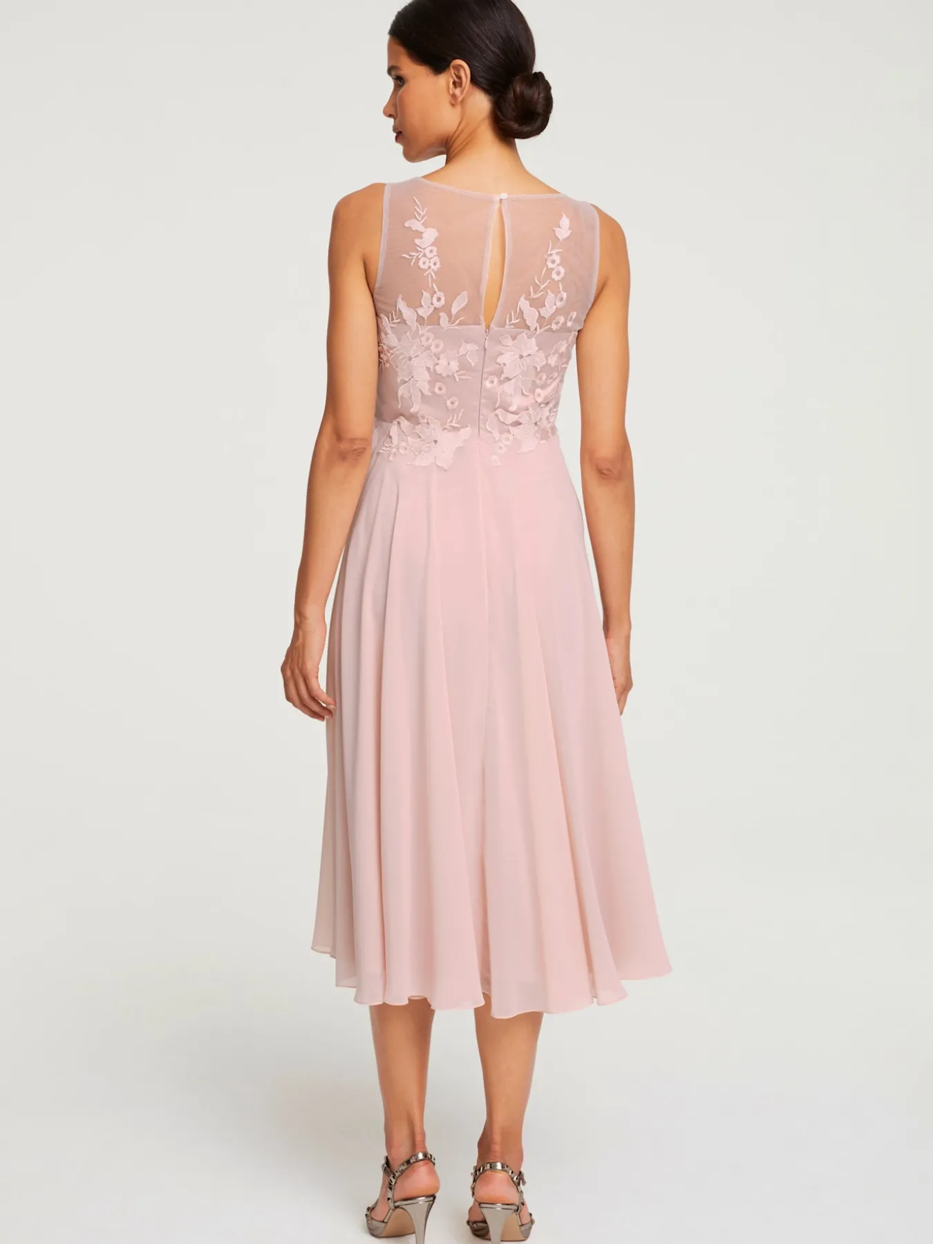 Robe de cocktail fermeture boutonnée dans le cou