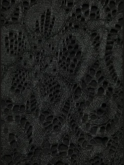Robe en dentelle encolure ronde profonde et larges bretelles