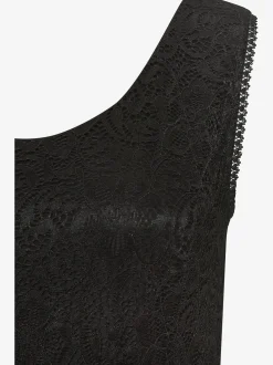 Robe en dentelle encolure ronde profonde et larges bretelles