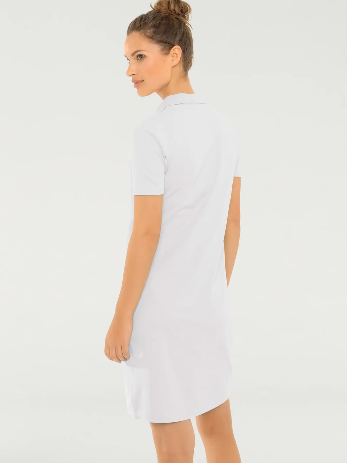 Robe longueur au-dessus du genou, style polo