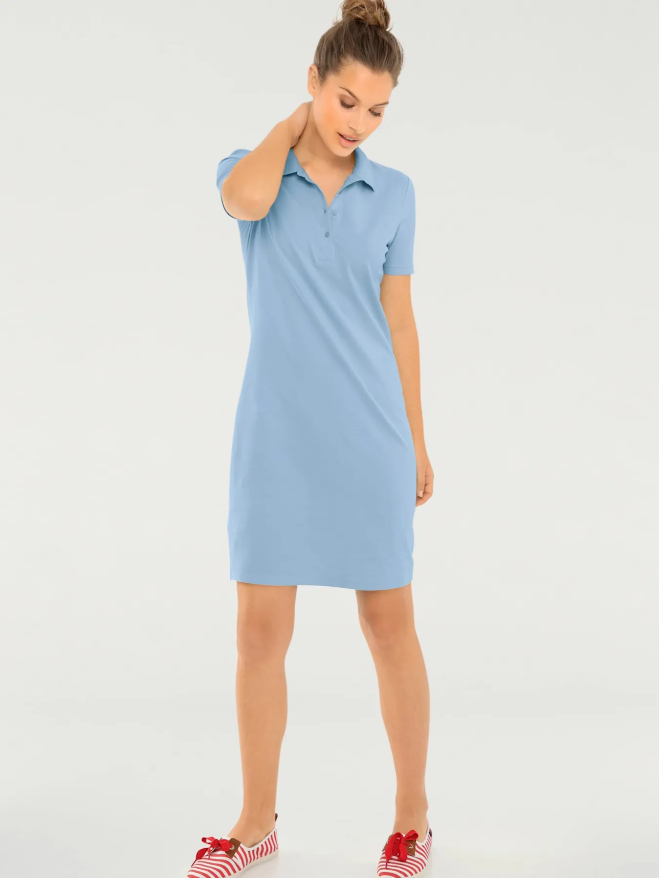 Robe longueur au-dessus du genou, style polo
