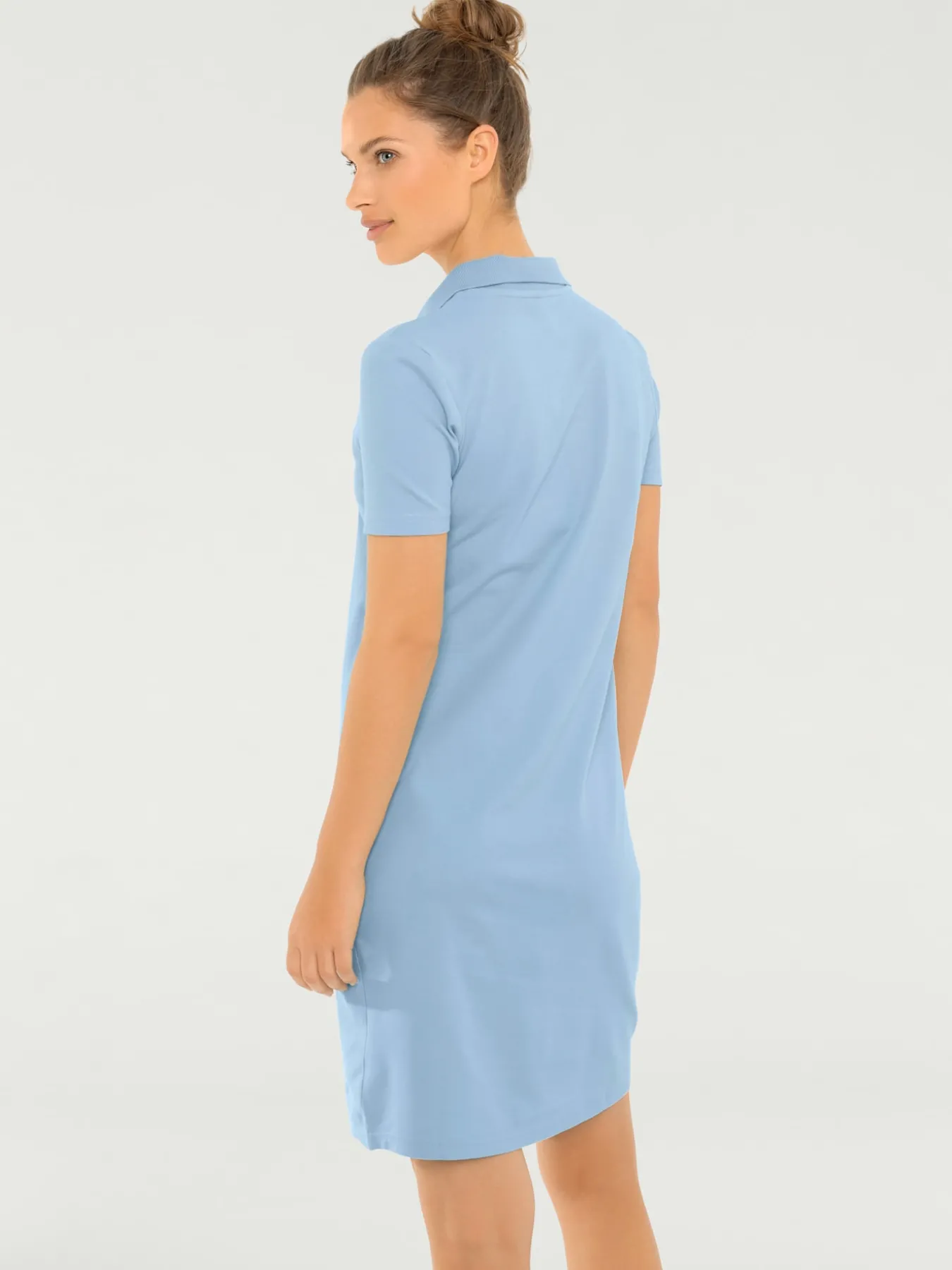 Robe longueur au-dessus du genou, style polo