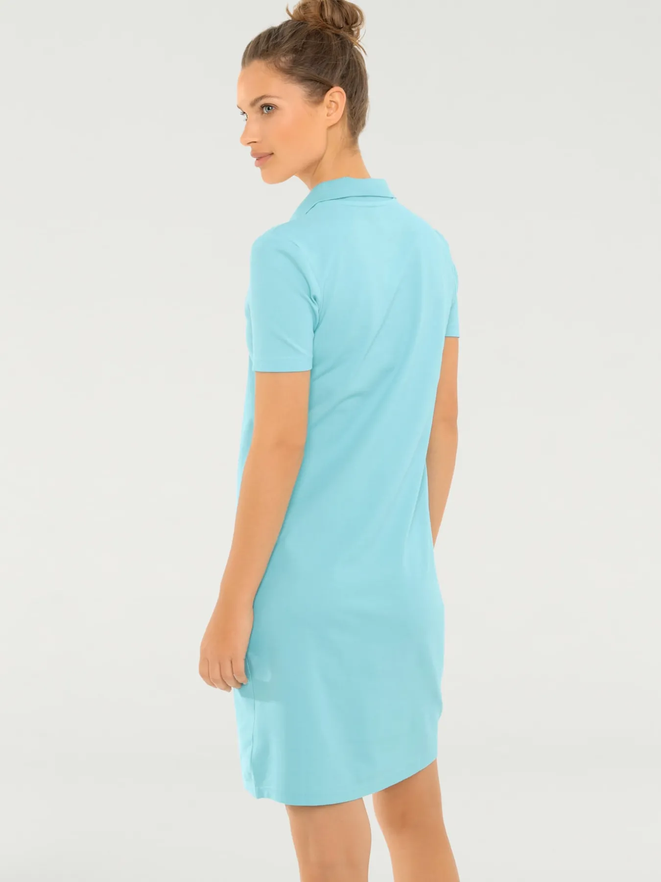 Robe longueur au-dessus du genou, style polo
