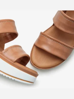 Sandales compensées brides élastiques pour un confort optimal