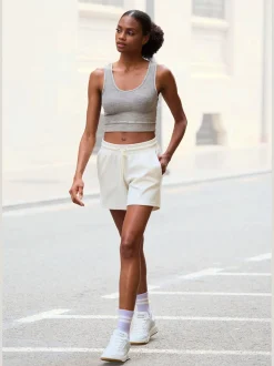 Short en matière sweat short détente avec poches latérales fendues