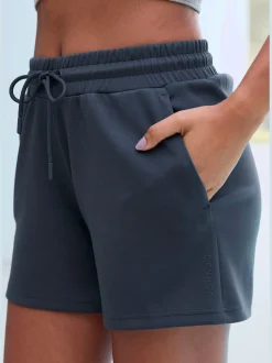 Short en matière sweat short détente avec poches latérales fendues