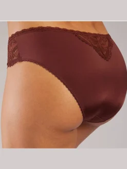 Slip féminin avec coupe classique
